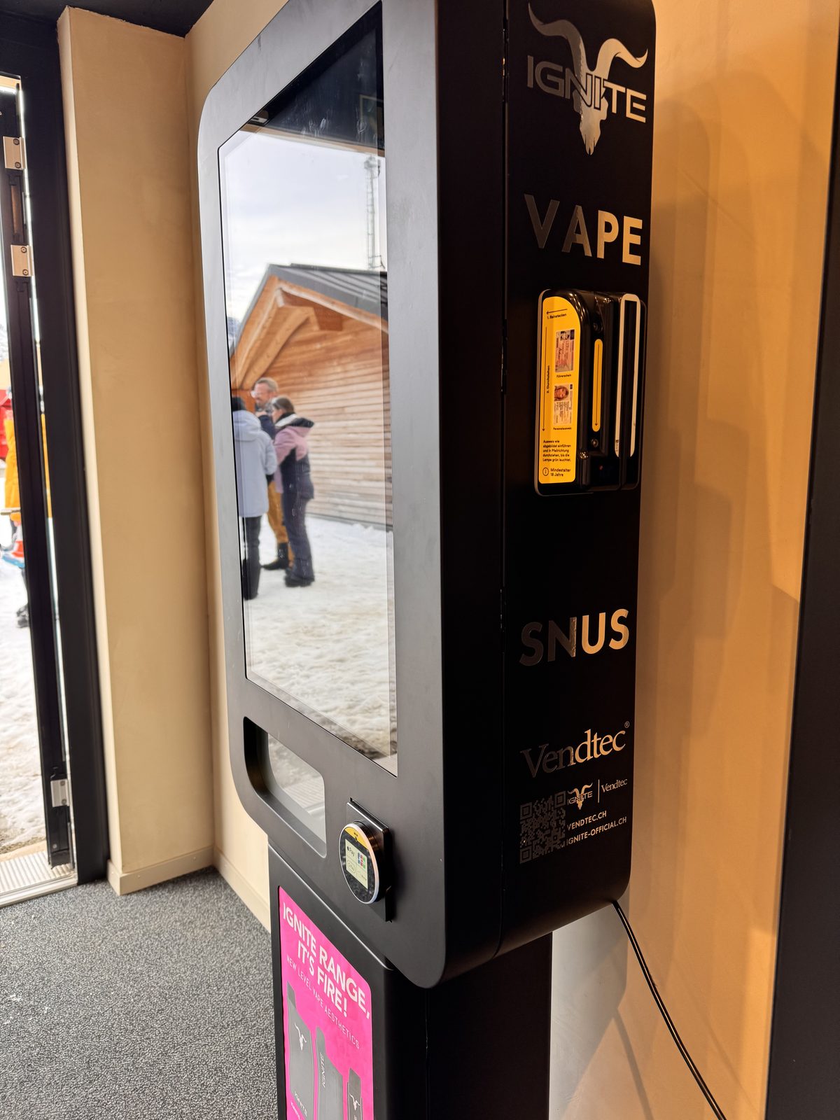 Ein Wandautomat am Eingang eines Chalets