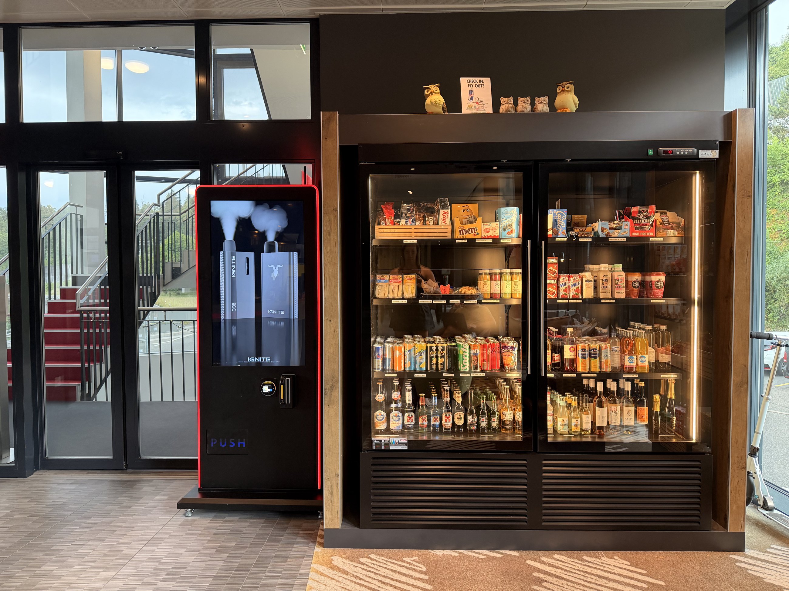 Ein Nova Prime neben den Kühlschränken des Shops in einer Hotellobby