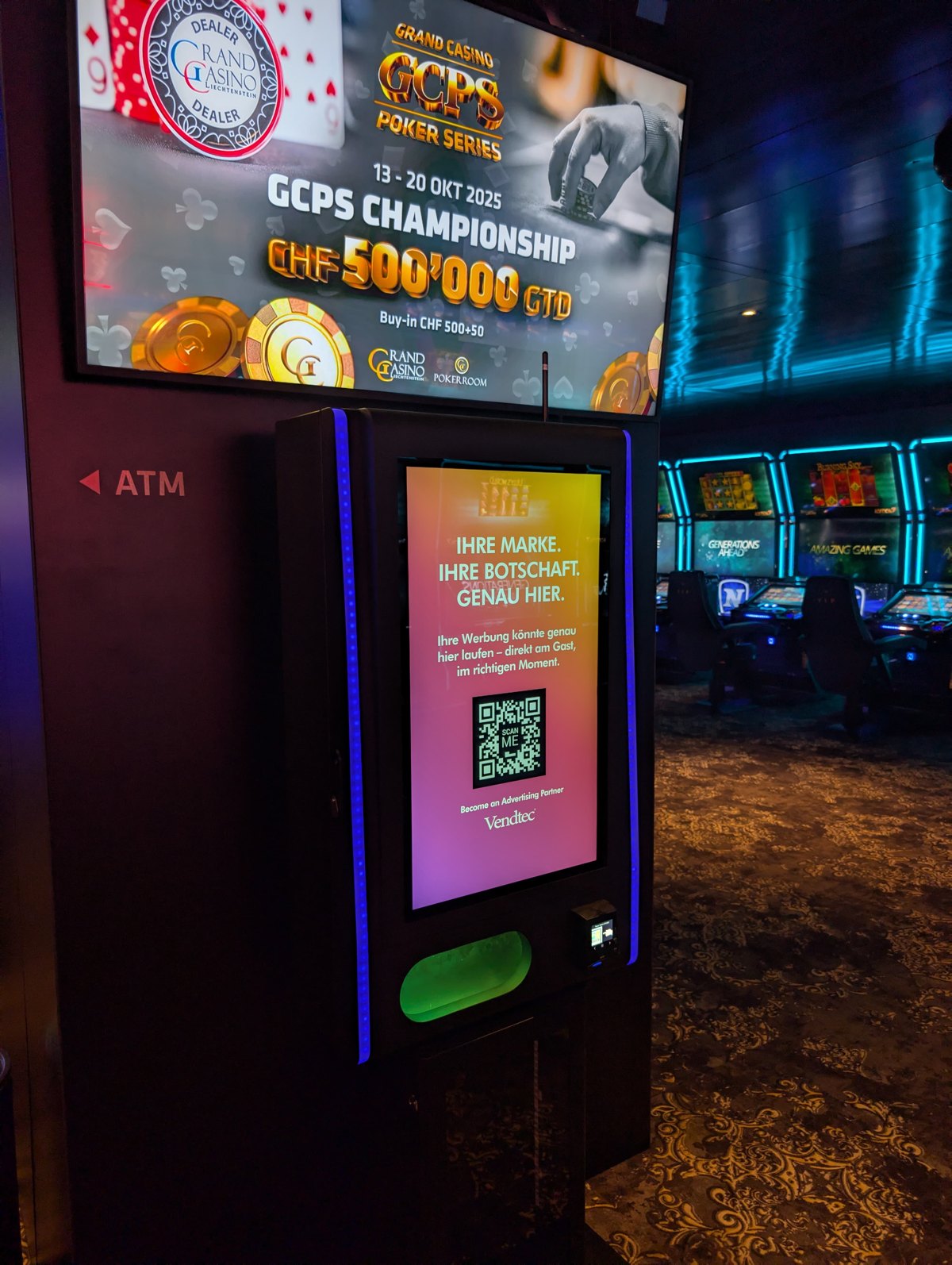Ein Nova Pulse in einem Casino, der Bildschirm lädt Marken zum Werben ein