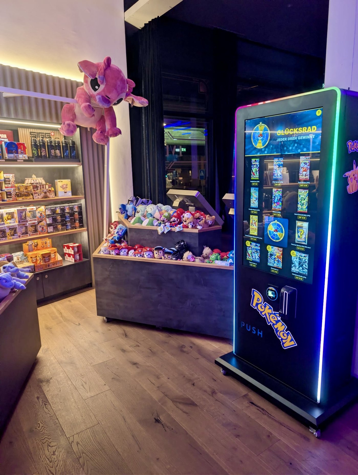 Ein Nova Prime im Pokémon-Design in einem Sammelkarten- und Spielwarenladen