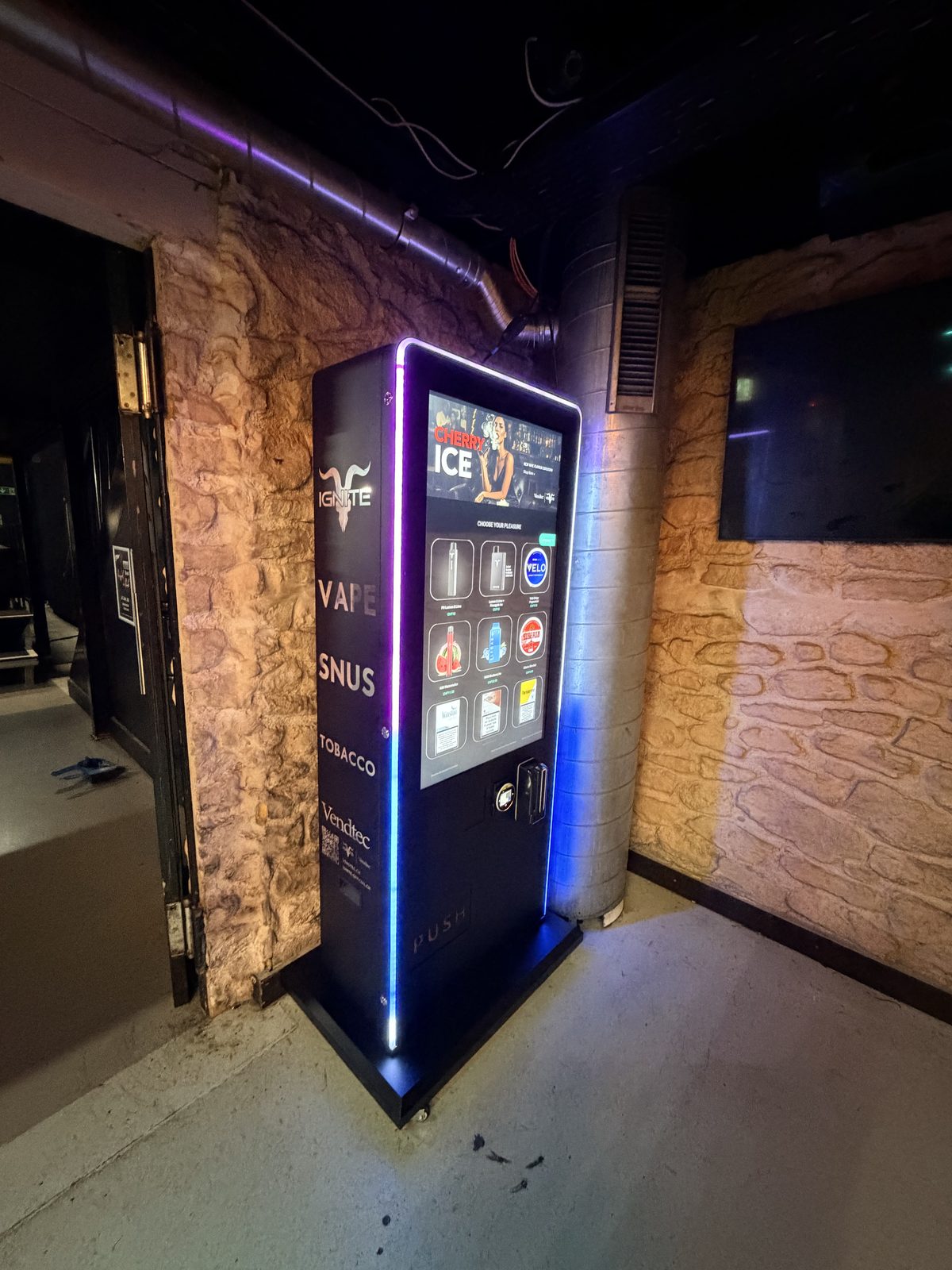 Nova Prime mit Ausweiskontrolle im Untergeschoss eines Clubs