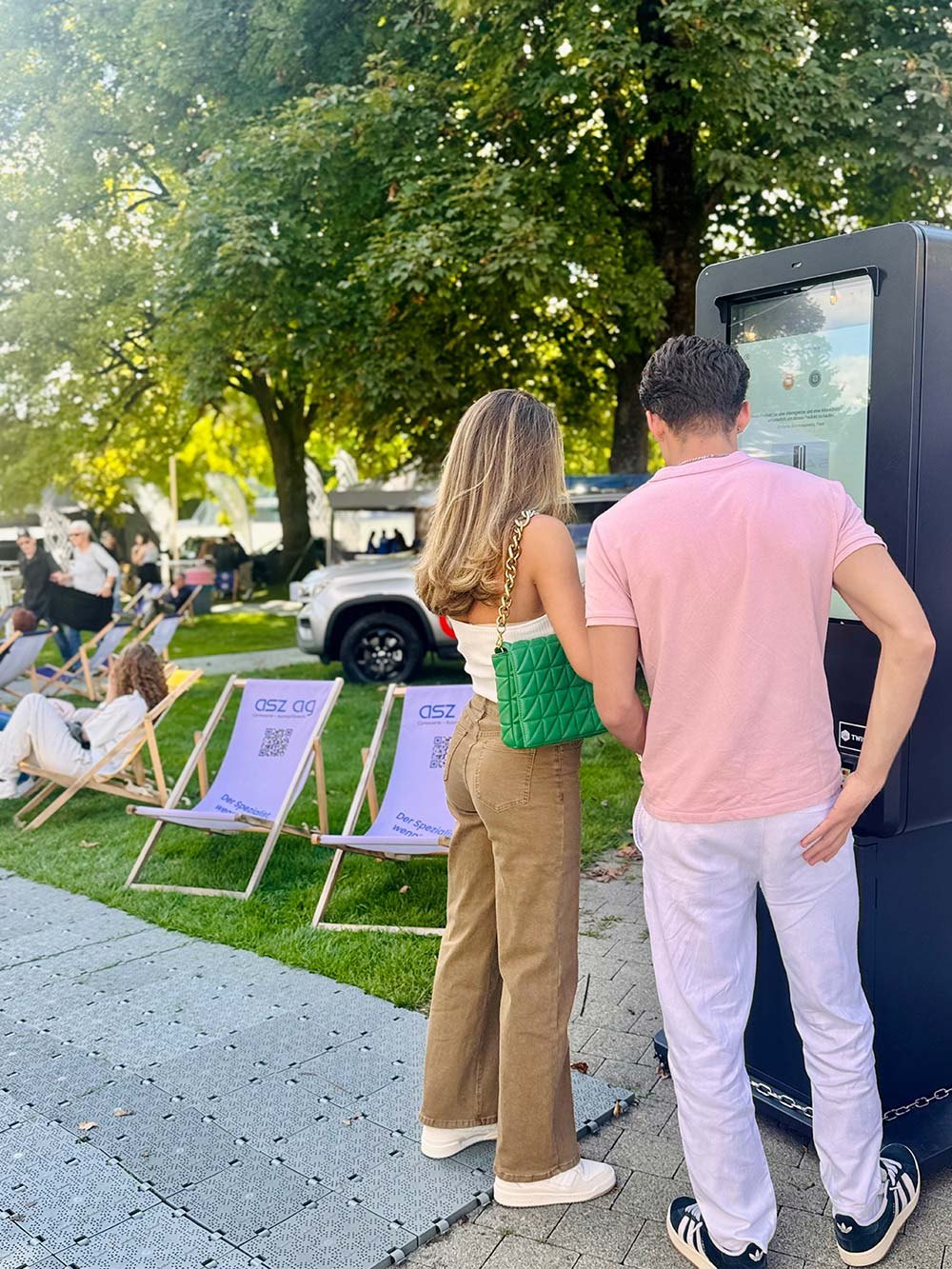Zwei Gäste an einem Nova Max an einem Open-Air-Event