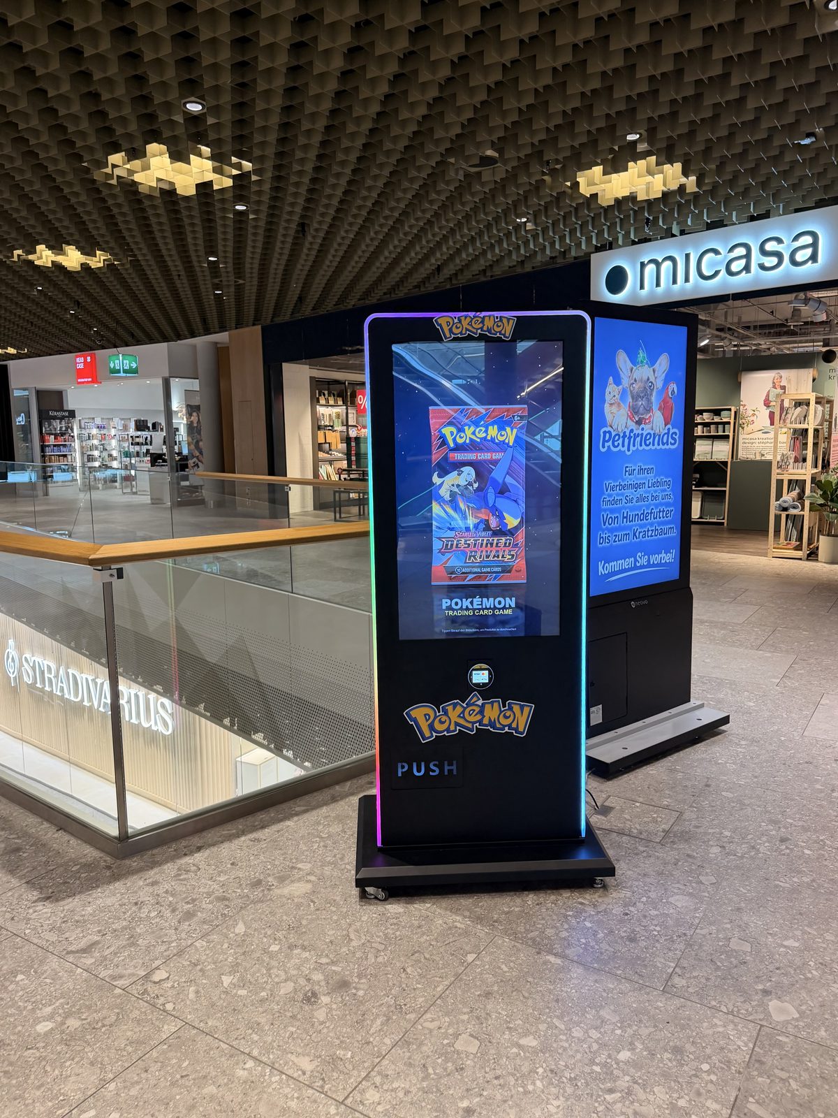 Nova Prime mit Sammelkarten in einem Einkaufszentrum