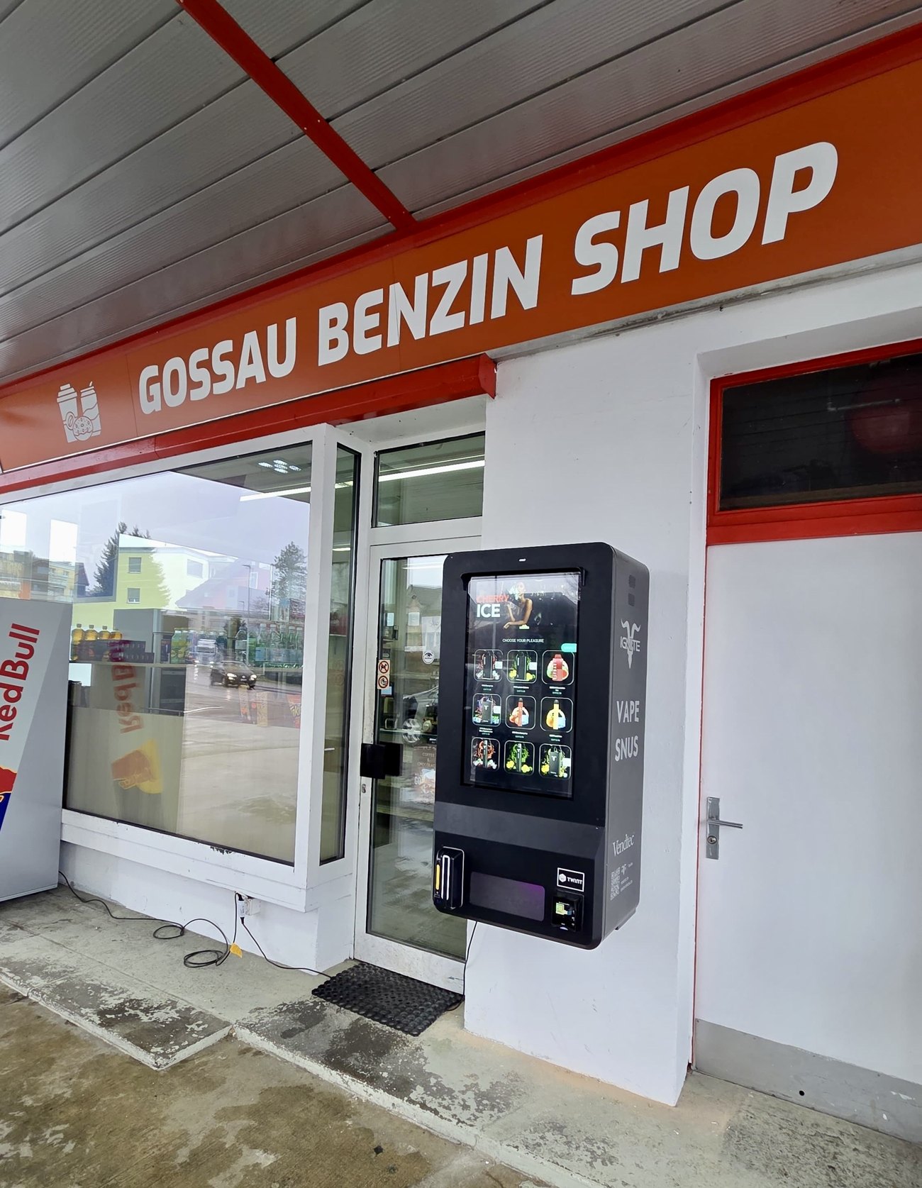 Ein Nova an der Wand neben der Tür des Gossau Benzin Shop