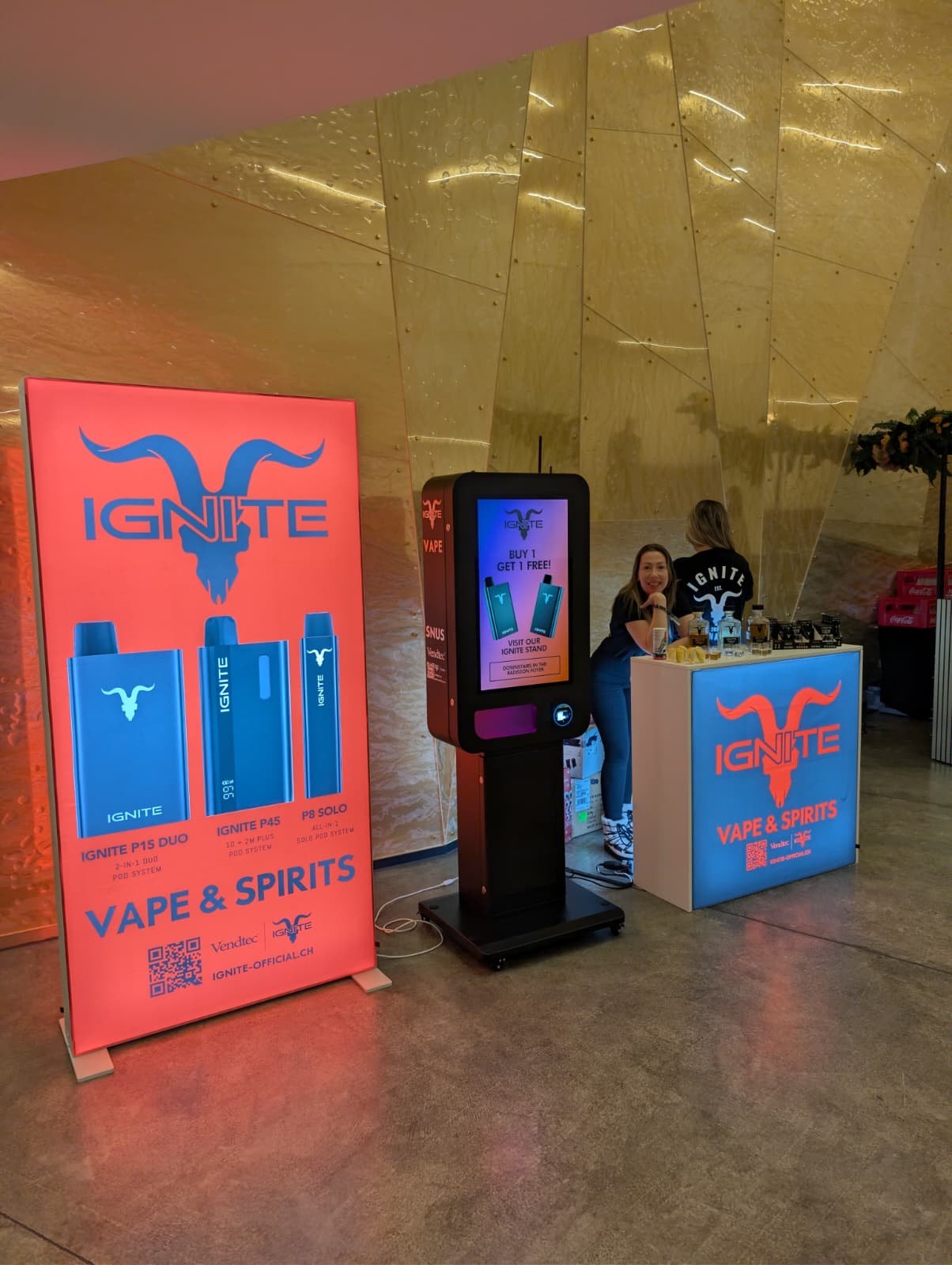 Ein Nova im Ignite-Design an einem Eventstand, zwischen einer Ignite-Leuchtbox und der Ignite-Bar