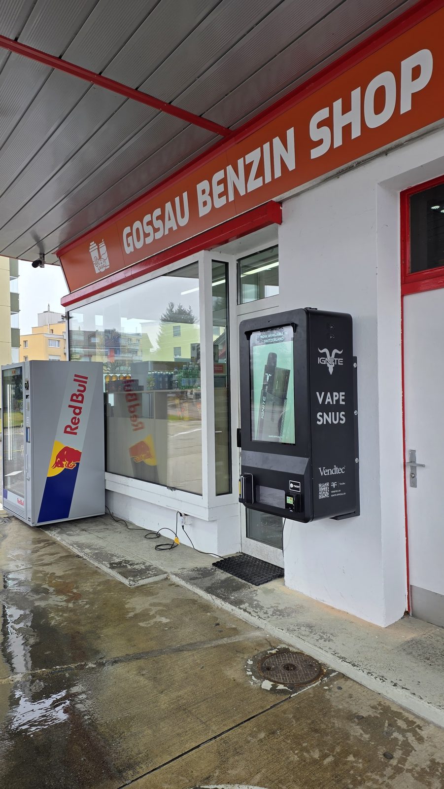 Ein Wandautomat vor einem Tankstellenshop in Gossau