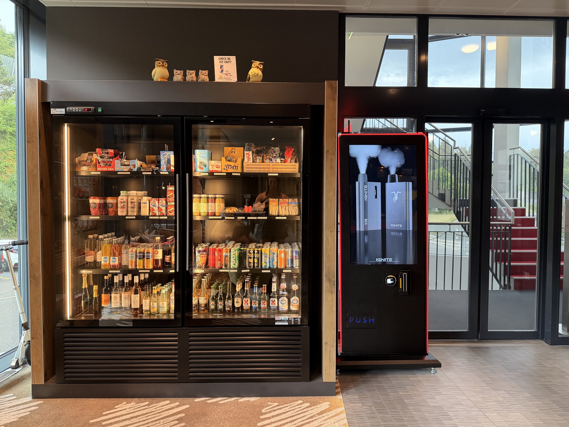 Ein Nova Prime neben dem Getränkekühlschrank in einer Hotellobby