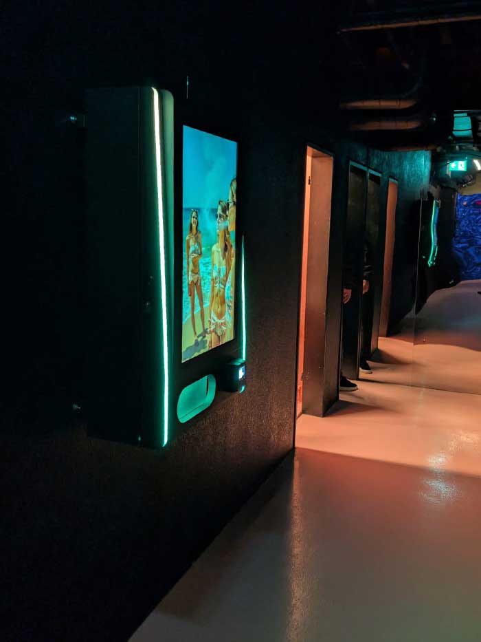 Beleuchteter Nova Pulse im Gang eines Clubs