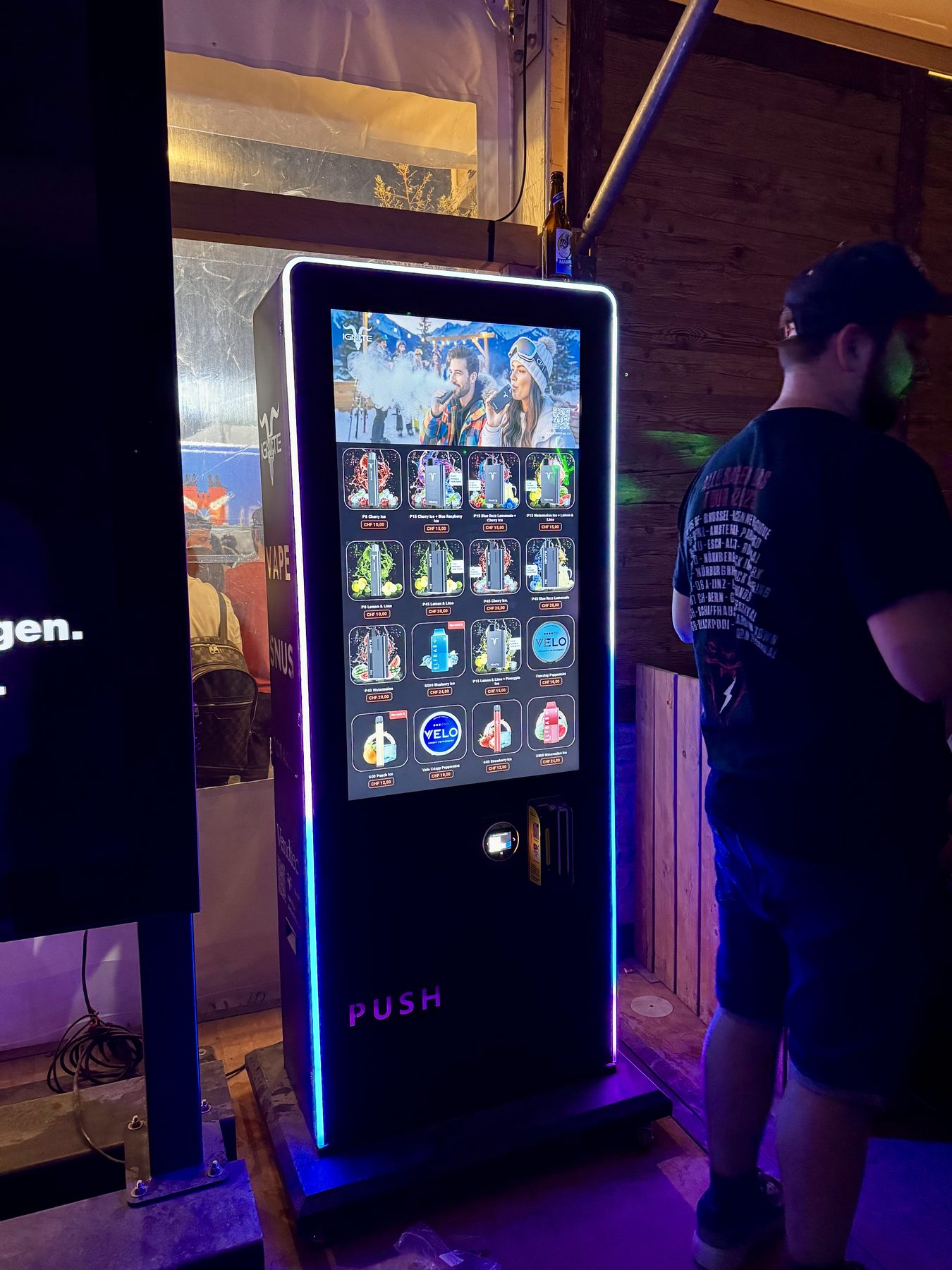 Nova Prime an einem Abend-Event, mit einem Gast daneben