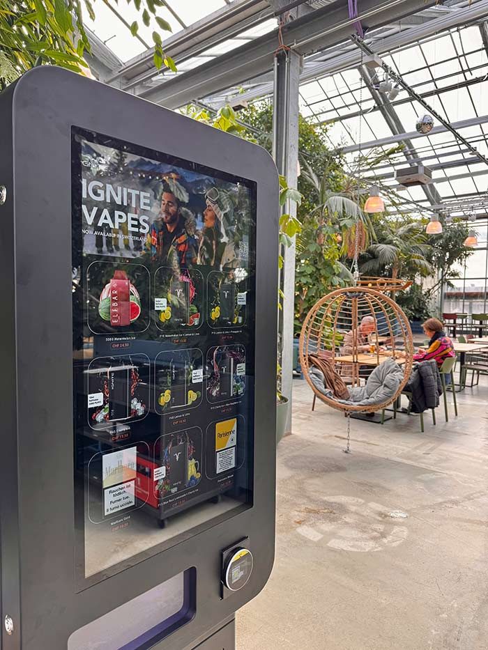 Nova Mini auf einem Ständer in einem Gewächshaus-Restaurant