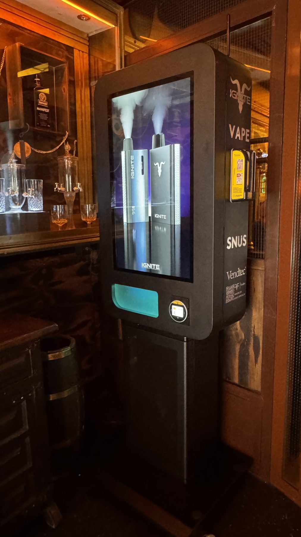 Nova Mini auf einem Ständer in einer Bar mit Holztäfer